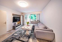 Wohnzimmer Vermietete 4-Zimmer-Wohnung mit Tiefgaragen-Stellplatz direkt am Forstenrieder Park