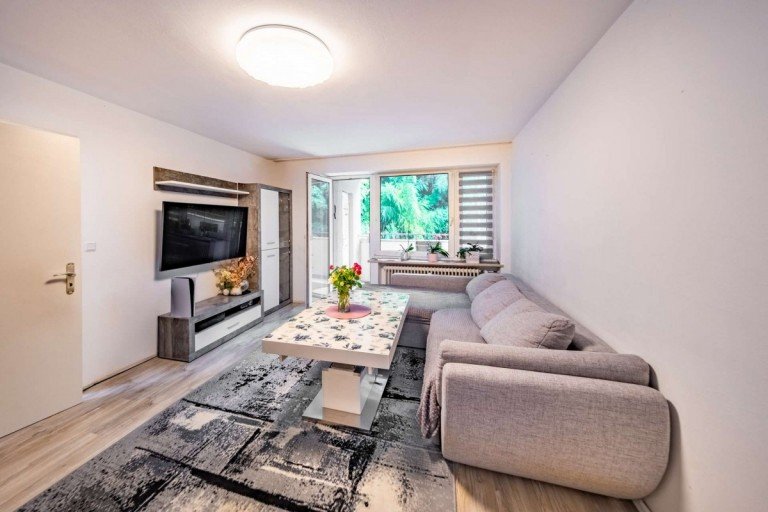 Wohnzimmer M�nchen Etagenwohnung Vermietete 4-Zimmer-Wohnung mit Tiefgaragen-Stellplatz direkt am Forstenrieder Park
