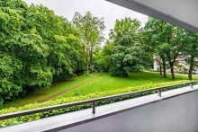 Balkonblick Vermietete 4-Zimmer-Wohnung mit Tiefgaragen-Stellplatz direkt am Forstenrieder Park