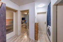 Flur Vermietete 4-Zimmer-Wohnung mit Tiefgaragen-Stellplatz direkt am Forstenrieder Park