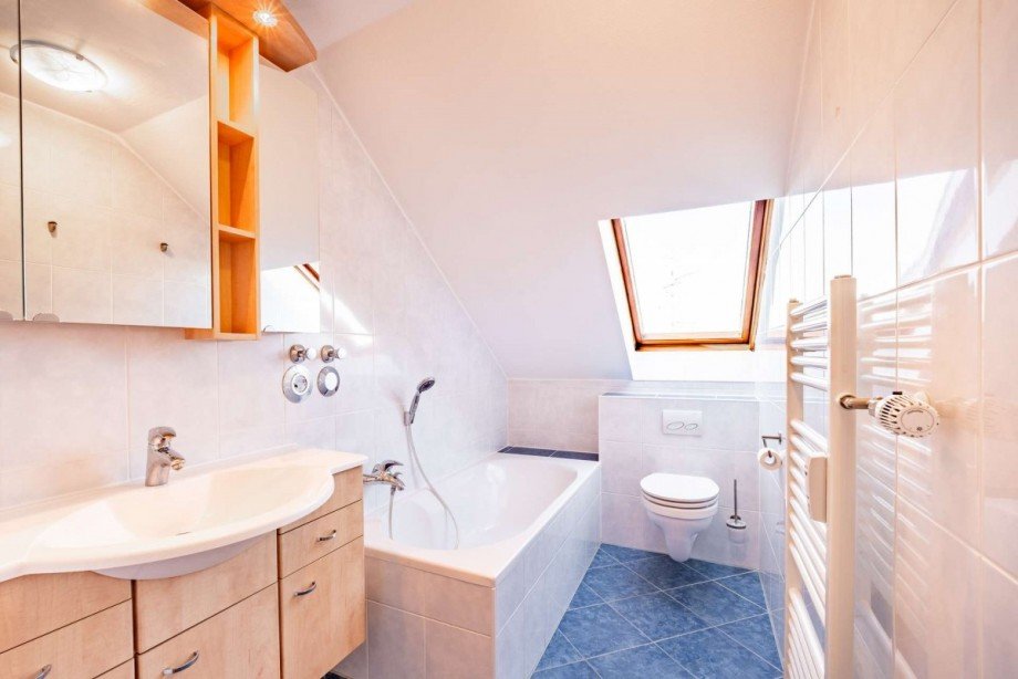 Bad mit Wanne Dachgeschosswohnung Olching